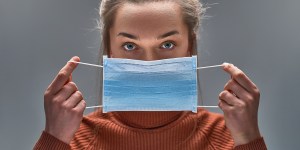 Czy to XVI-wieczna maseczka? Tajemnicza opaska na ustach jednej z głów wawelskich