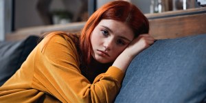„Zakaz wstępu” na drzwiach. O problemach nastolatków w pandemii