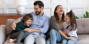 Choinka w płomieniach i agrafki na pustyni. Suche dowcipy, które rozbawią twoje dziecko