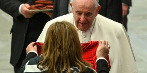 Mama Cristiano Ronaldo spotkała się z papieżem Franciszkiem. Przygotowała dla niego pewien podarunek…