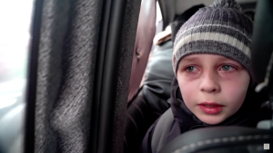 Chłopiec ze łzami w oczach opowiada o tacie, który został w Kijowie
