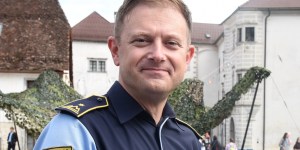 Proboszcz, który nosi policyjny mundur, czyta kryminały i jeździ na skuterze