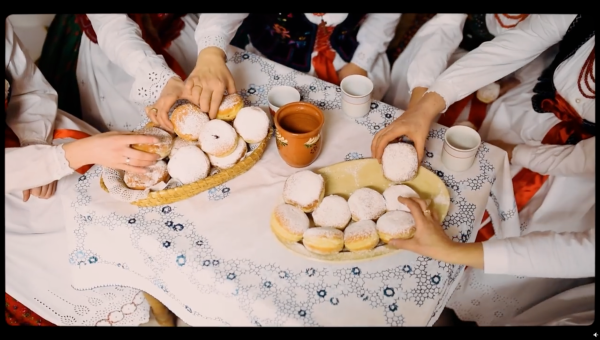 Kobiety sięgają po pączki