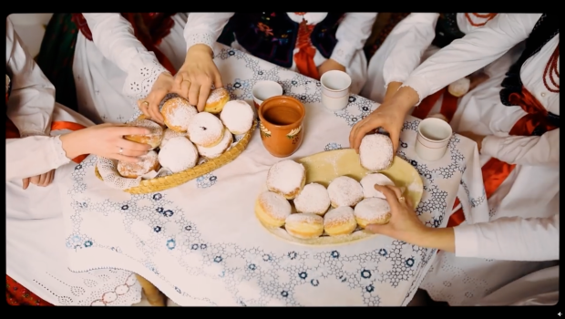 Kobiety sięgają po pączki