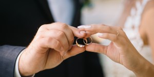 Dlaczego w Polsce nosi się obrączkę na prawej ręce, a gdzie indziej – na lewej?