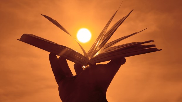 Pismo Święte na tle zachodzącego słońca