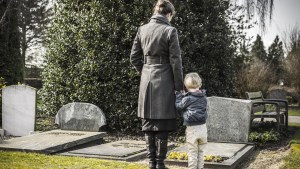 Matka z dzieckiem na cmentarzu
