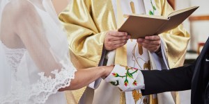 &#8222;To nie ksiądz udzielał wam ślubu&#8221;. Kto więc może udzielić sakramentu małżeństwa?