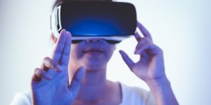 VR po katolicku? Poznaj duchownego, który stworzył „katechizm” korzystania z wirtualnej rzeczywistości [wywiad]