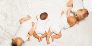 Miały być trojaczki, są&#8230; czworaczki! Rodzice zaskoczeni, ale szczęśliwi. &#8222;Mamy jedno gratis&#8221;