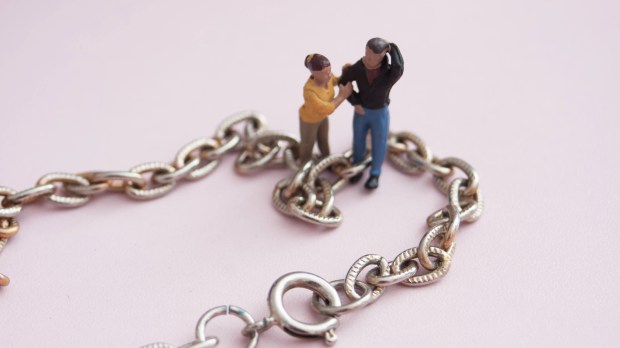 Kobieta i mężczyzna związani łańcuchem