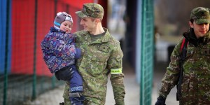 Żołnierze szaleją z dziećmi na granicy. Dobrze usłyszeć ten śmiech! [wideo]