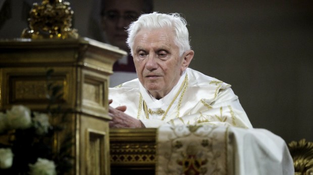 Papież Benedykt XVI podczas adoracji
