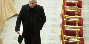 Papież wysyła do Ukrainy kard. Krajewskiego. „Płyną tam rzeki krwi i łez”