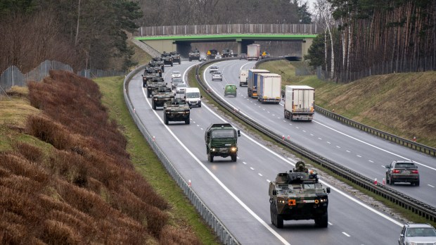 Kolumna wojskowa na autostradzie