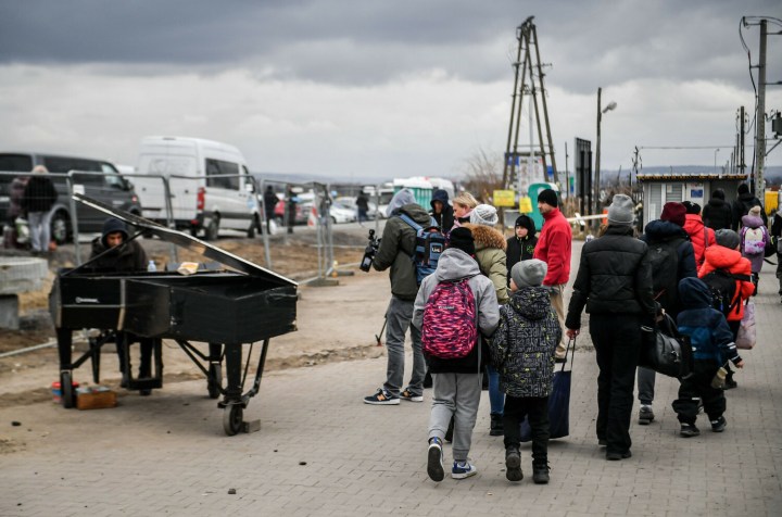 [GALERIA] “Chcę przywitać uchodźców”. Jedzie kilkanaście godzin, by grać na przejściach granicznych. Ukraińcy płaczą…