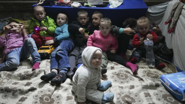 Dzieci w schronie w Mariupolu.