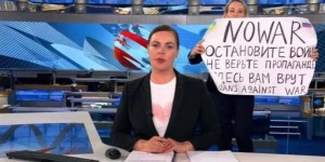 [AKTUALIZACJA] &#8222;Zatrzymajcie wojnę! Nie wierzcie propagandzie!&#8221; – odważny gest rosyjskiej dziennikarki czy ustawka władz?