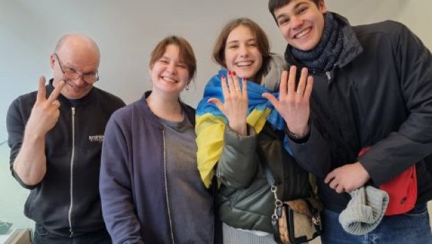 Para nowożeńców kupiła obrączki