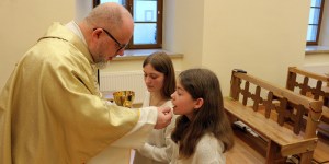 Wojna przerwała ich przygotowania do I Komunii św. Sakrament przyjęły w Polsce