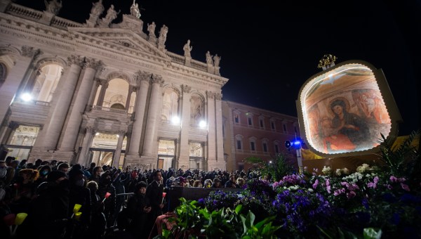 Night-pilgrimage-to-invoke-peace-Russia-Ukrain-War-Antoine-Mekary-ALETEIA