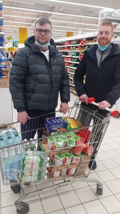 Danni i Rasmus kupują żywność dla Ukraińców