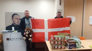 Rasmus i Danni z duńską flagą i przekazaną żywnością