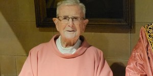 Niesamowity 95-letni ksiądz, który nadal codziennie odprawia mszę