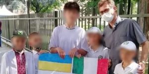 Proboszcz jechał 20 godzin, by ratować dzieci uciekające z Czarnobyla. “Jak mógłbym je tam zostawić?”