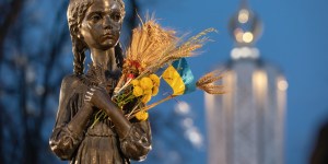 Pomnik ku pamięci ofiar Wielkiego Głodu. Jaki stanie obok smutnej dziewczynki, gdy wojna na Ukrainie się skończy?
