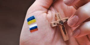 Gdzie jest Bóg w czasie wojny? I po czyjej stoi stronie? Czy nie może tego horroru zatrzymać?