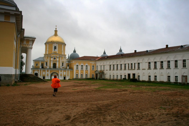 01-Monastyr-w-którym-przetrzymyuwani-byli-polscy-policjanci-fot-archiwum-Ordynariatu-Polowego.jpg