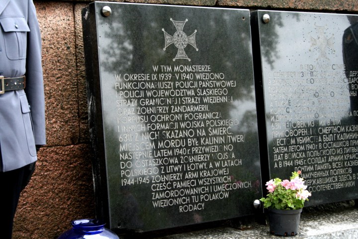 02-Ostaszków-tablica-upamiętniająca-policjantów-fot-archiwum-Ordynariatu-Polowego.jpg