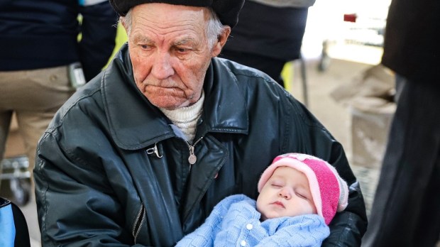 Ukraiński dziadek tuli wnuczkę