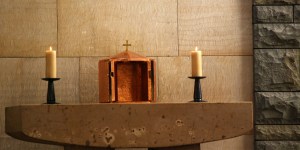 Tabernakulum już puste, a tu nagle życzenia dla księży… Problemy z Triduum Paschalnym