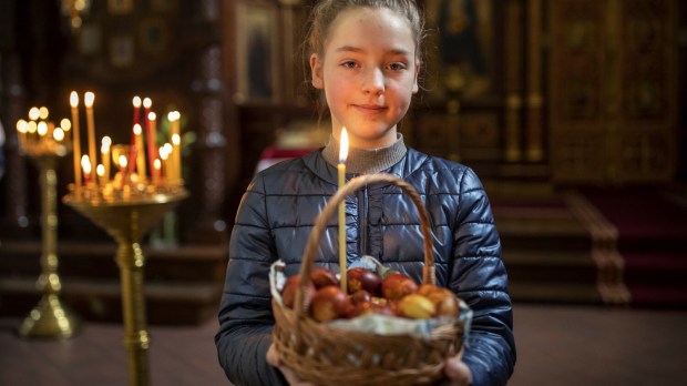 Dziewczynka z wielkanocnym koszykiem