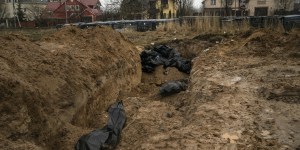 Abp Szewczuk pojechał do Buczy i stanął nad otwartym masowym grobem