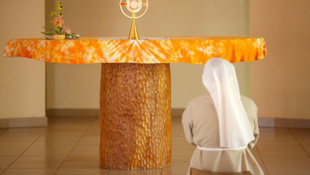 Poor-Clare-sisters-Adoration-of-the-Blessed-Sacrament.-Godong