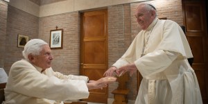 Franciszek odwiedził Benedykta XVI i złożył mu urodzinowe życzenia