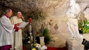 Pope-Francis-praying-in-the-Grotta-of-St.-Paul-at-the-Basilica-di-San-Paolo-in-Rabat