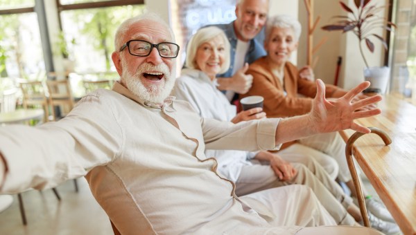 Uśmiechnięty staruszek