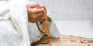 Czotki: modlitewny sznur, jak wschodni różaniec. Czy katolik też może tak się modlić?