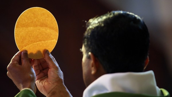 Ilu katolików wierzy w obecność Jezusa w Eucharystii?