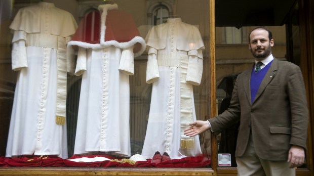 Lorenzo Gammarelli przed zakładem krawieckim tworzącym szaty dla papieży