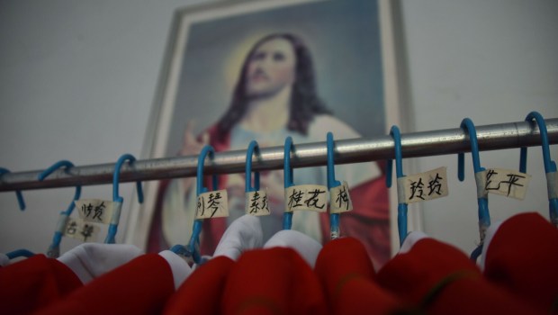 Czerwone ornaty używane przez księży w zakrystii katolickiego kościoła w prowincji Henan, Chiny