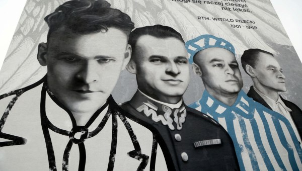 Mural z Witoldem Pileckim na ścianie bloku na Ursynowie w Warszawie