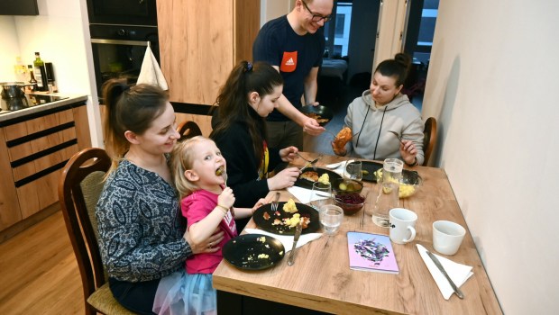 family, refugees, help, Ukraine