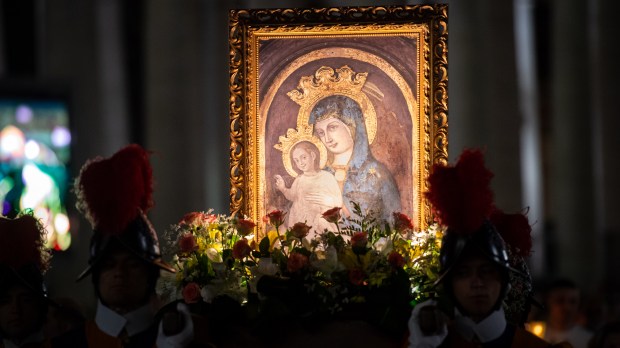 Ikona Maryi Matki Kościoła niesiona w procesji