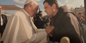 Młody franciszkanin nie odebrał telefonu od Franciszka… a potem połączyła ich braterska przyjaźń