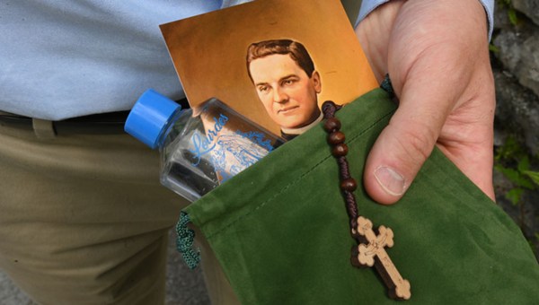 American Pilgrims Assemble Prayer Kits for Ukrainian Soldiers